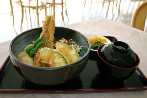 アナゴと季節の野菜天丼